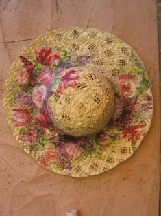 Straw Hat Crafts, Cowboy Hat Crafts, Flower Room Decor, Happy Hat, Mod Podge Crafts, Gardening Hat, Decoupage Diy, Fabric Wreath, Painted Hats