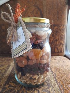 Detalles con FRUTOS SECOS que alegran el corazón. Food Gift Jars, Healthy Snacks Basket Gift, Nuts Gift Box Ideas, Packaging Nuts For Gifts, Dit Gifts, Nut Gift Basket, Food Gifts Wrapping, Wedding Platters, Diwali Gift Hampers