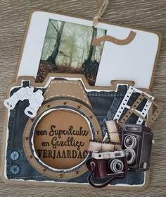 a card with some pictures on it and an old camera in the back pocket that says,'en superieus de creatilieve verdadaay '