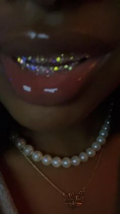 Women Grillz Silver, Diamond Retainers, Grills For Men, Grills For Women Teeth Diamond, Grillz On Black Women, Diamond Grillz For Females, Grilz On Girl, Girls With Grills Grillz, Teeth Gems Black Women