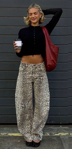 Laid Back Outfits Casual Chic, Classy Comfortable Outfits, Aw24 Fashion Trends, Funky Pants Outfits, Rooftop Party Outfit, Leopard Jeans Outfit, Leopard Jeans, Uni Outfits, Fashion Fits