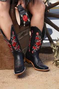 Bota vaquera para dama. Piel de res con bordado en el tubo. Suela de vaqueta. Leather boot. Embroidered shaft. Leather sole. Wild Wild West, Leather Cowboy Boots, Leather Boot, Wild West, Cowboy Hats, Cowboy Boots, Leather Boots, The Wild, Cowboy