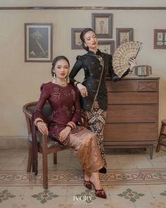 Salah satu pilihan baju pengantin yang selalu timeless dan penuh makna adalah kebaya. Di artikel ini, kita akan membahas segala hal tentang kebaya untuk acara pernikahan keluarga, mulai dari sejarah, jenis-jenis kebaya, tips memilih, hingga inspirasi gaya yang bisa kamu coba. Yuk, kita bahas bersama lebih dalam tentang kebaya untuk acara pernikahan! Graduate Ideas, Kebaya Graduation, Kebaya Modern Dress, Family Portrait Poses, Family Wedding, Modern Dress, Portrait Poses, Best Friends Photos