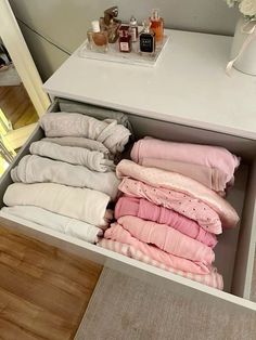 Room Organization Bedroom Ideas, Organizing Ideas Bedroom, Bedroom Ideas Organization, Clothes Organisation, Organized Clothes, Organized Aesthetic, Organized Room, Clean Closet, Clothes Drawer Organization