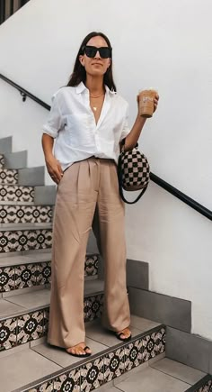 Spring Business Casual Outfits, Beige Hose, Stile Casual Chic, Minimalist Moda, Outfit Office, Chique Outfit, Office Outfits Women, Outfit Chic, Summer Work Outfits