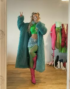 Tacky Fashion Aesthetic, Bright Alt Outfits, Colorful Queer Fashion, Maximalist Outfits Aesthetic, Aquarius Aesthetic Outfit, Venus In Aquarius Style, Campy Outfit, Colorful Alternative Fashion, Eccentric Outfits