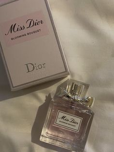 Organization Perfume, Aesthetic Perfume, Perfume Dior, Koleksi Parfum, Collection Perfume, Perfume Aesthetic, Dior Miss Dior, Perfume Chanel, Preppy Wallpapers