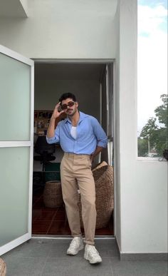 Button Down Men Outfits, 2024 Men Fashion, Posing Ideas Men, Mens Fashion 2024, Outfit Hombre Aesthetic, Brunch Outfit Men, 2024 Mens Fashion, Mens Streetwear Aesthetic