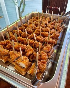 Creative baby shower brunch ideas featuring chicken and waffles on a stick, with syrup for dipping, beautifully arranged on a tray. Brunch Food Baby Shower Ideas, Brunch Parfait Cups, 21st Birthday Brunch Ideas, Baby Shower Snack Ideas Finger Foods, Brunch Style Baby Shower Ideas, Kids Brunch Birthday Party, Brunch Gender Reveal Party, Baby Boy Brunch Shower Ideas, Brunch Bites