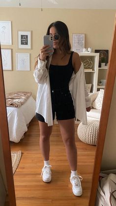 White Filas Outfits, Coffee Outfit Ideas Summer, Cute Waitress Outfit Casual, All White Shoes Outfit, Young Adult Summer Outfits, Cute Casual Outfits Comfy, Simple Dinner Outfit Casual, Waitress Outfit Ideas, Casual Cute Outfits Summer