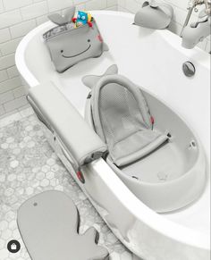 a baby seat in the middle of a bathtub