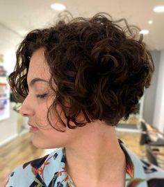 Wavy Stacked Bob Hairstyles, Stacked Bob Haircut Curly, Short Curly Bob Hairstyles Messy Curls, Short Thick Curly Haircuts, Short Curly Stacked Bob, Stacked Curly Bob Haircut, Chin Length Curly Hair, 1970 Hairstyles, Short Stacked Wedge Haircut