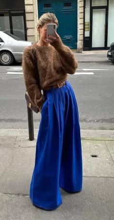 Bright Blue Pants Outfit, Mocha Mousse, Mode Boho, Looks Street Style, Looks Chic, Looks Style, Pants Trousers, Outfits Casuales