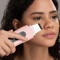 LELA is a 4-in-1 ultrasonic skin spatula for deep cleansing, exfoliation, lifting & serum infusion to reveal radiant, younger looking skin. The 4-in-1 ultrasonic functions allow you to quickly and easily slough away dead skin cells, unclog pores, extract whiteheads and blackheads and removes excess oil and sebum. Lela Skin Spatula, Ultrasonic Skin Spatula, Function Beauty, Pore Extraction, Skin Spatula, Ultrasonic Skin Scrubber, Steaming Your Face, Skin Scrub, Skincare Benefits