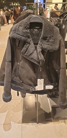 Becky Core, Faux Coat, Ny Outfits, Facial Aesthetics, Zara Outfit, Dream Clothes, Mens Street Style, Types Of Fashion Styles, Sweater Jacket