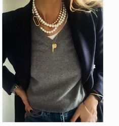 Necklaces For Turtlenecks, Outfit Pearl Necklace, Pearl Necklace Casual Outfit, Styling Pearls, Casual Pearl Necklace Outfit, Pearls Outfit Casual, Pearls Necklace Outfit Casual, Chunky Pearl Necklace