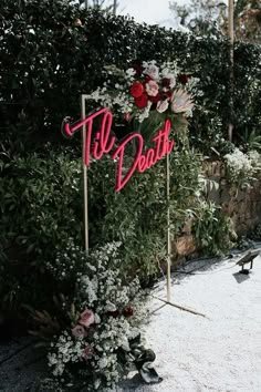 Neon Decor Is Taking Over Weddings, & It Does Pop Beautifully! Waterfall Wedding, Halloween Themed Wedding, Wedding On A Budget, Neon Decor, Goth Wedding, Dark Wedding, Neon Wedding, Gothic Wedding, Wedding Goals