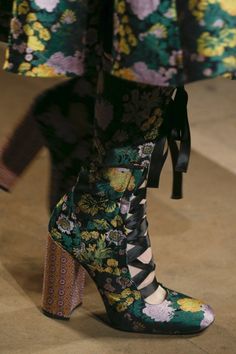 Erdem Fall 2017 Detail Photos, 2017 Fashion Trends, Vogue Russia, Floral Fashion, Girl Swag, Dream Shoes, Fall 2017, Instagram Fashion