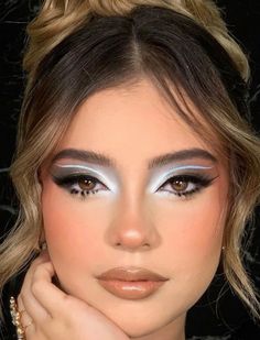 Graphic Makeup Editorial, Teal Dress Makeup Ideas, Winter Eyeshadow Looks, Apply Mascara Perfectly, Arabic Eye Makeup, Cold Makeup, Gray Makeup, Maquillage On Fleek, Grey Makeup