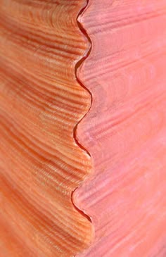 a close up view of the wood grains on a piece of furniture that is pink