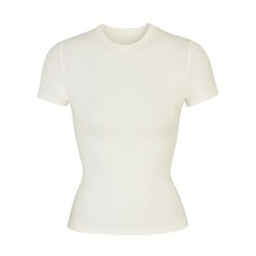 The perfect crewneck tee , this breathable, everyday classic is made with cool, comfortable stretch-cotton and finished with sporty stitching. Armani Clothes, Jersey Tshirt, Mode Zara, 가을 패션, Girls Fashion, Dream Clothes, Jersey T Shirt, Fashion Clothes, White T