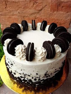 a cake with oreo cookies and cream frosting