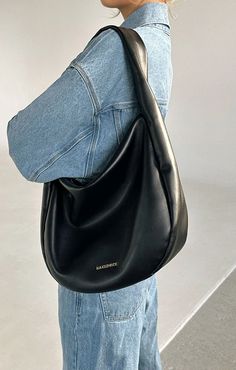 Handbag Leather Women, Black Leather Purse Outfit, Black Slouchy Bag, Large Everyday Bag, Bag Trends 2024 Women, Black Everyday Bag, Handbag Trends 2024, Purse Editorial