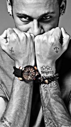 Neymar Jr Jewelry Neymar Tattoo, Neymar Jr Tattoos, Neymar 11, Neymar Barcelona, Neymar Jr Wallpapers, Neymar Football, Tattoo Hand, Handsome Guys, Trendy Bracelets