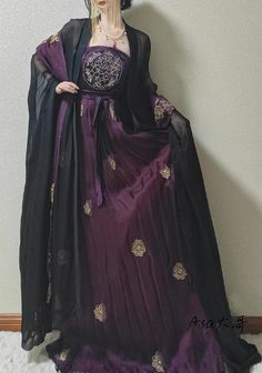 Rose Dress Design, Chinese Outfits Traditional, Dark Purple Outfit, Purple Hanfu, Hanfu Design, Gaun Abad Pertengahan, Traditional Asian Dress, Chinese Traditional Dress, Ancient Chinese Dress