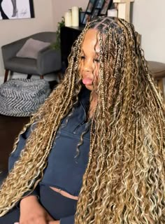 Blond Highlights Braids, Blonde Braids Black Hair, Bohemian Knotless Braids Honey Blonde, Braids For Black Women Honey Blonde, Blond Knotless Braids With Curls, Bohemian Knotless Braids With Blonde, Brown And Blonde Goddess Box Braids, Blonde Brown Boho Braids, Honey Blonde Boho Braids Black Women