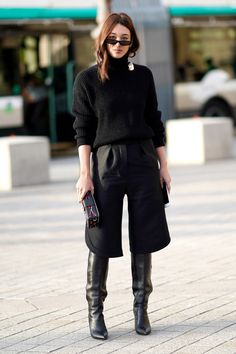 Black Culottes Outfit, Culotte Outfit, How To Wear Culottes, Culottes Outfit, Work Outfits Frauen, Black Culottes, Botas Western, Knee Boots Outfit, Boots Outfits