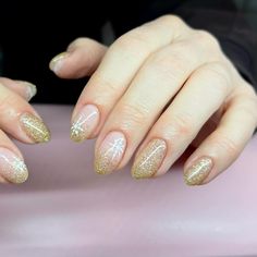 Winter Nail Ideas 2024-2025: 25 Chic Styles - Fall Update 2024 Gold Glitter Tips, Winter Nail Design, Unique Nail Designs, Winter Nail Ideas, Soft Pink Nails, Glitter Tips, 2025 Trends, Glitter Snowflakes, Festive Manicure