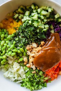 Thai crunch salad with peanut sauce. Salad Hummus, Thai Crunch Salad, Salad Strawberry, Hummus Pasta, Recipe For Lunch, Peanut Salad, Crunch Salad, Pecan Salad