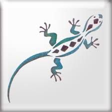 an image of a lizard that is painted on the side of a white plate with blue and black designs