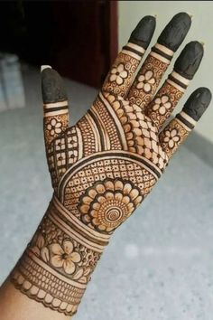 Top 40+ Easy and Simple Mehndi Design Ideas for 2023 Kids Henna, Palm Henna, Front Mehndi Design, Palm Mehndi Design, Simple Mehendi Designs, Indian Mehndi Designs, Very Simple Mehndi Designs, Simple Mehndi Designs Fingers, Pretty Henna Designs