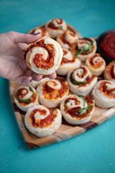 someone holding a vegan pizza roll close to the camera with a tray of pizza rolls in the background out of focus Homemade Vegan Pizza, Vegan Pizza Rolls, Vegan Party Snacks, Lunches For The Week, Homemade Pizza Rolls, Pizza Pinwheels, Vegan Pizza Recipe, Leftover Pizza