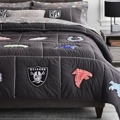 MLB™ Quilt | Pottery Barn Teen Comforters Teen, Boy Sports Bedroom, Football Bedroom, Football Rooms, Sport Bedroom, Football Bedding, Bright Quilts, Teen Boy Room