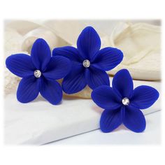 Hand sculpted blue flower hair pins available in several shades with rhinestone centers (or imitation pearls).   Approximately 1 1/4 inch and securely wired to hair pin.  No glue used. Created with a durable and water-resistant clay. Choose from a variety of hair pins.  -Flower diameter - 1 1/4 inch This item is made-to-order. Listing photos are for example. COLOR SAMPLE CARDS Require a color match? Colors may appear slightly different on screen than in person. If you require a color match, purchasing a color sample card is strongly recommended. ●Polymer Clay Color Sample Card: https://www.etsy.com/listing/536794301 ●Rhinestone Color Sample Card: https://www.etsy.com/listing/824722539 METALS ●Titanium - Hypoallergenic. Grade 1, commercially pure, nickel-free, corrosion-resistant. A non-rea Blue Flowers Images, Blue Flower Pictures, Blue Wedding Hair, Flower Hair Pins, Bridesmaid Hair Accessories, Rustic Wedding Flowers, Light Blue Flowers, Hair Flowers, Bridal Hair Flowers