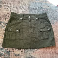 Size 16 Nwt Aerie Green Cargo Mini Skirt Corduory Pockets On The Front Harajuku Fashion Aesthetic, Green Cargo Skirt, Cargo Skirts, Cargo Mini Skirt, Corduroy Mini Skirt, Green Mini Skirt, Green Corduroy, Green Cargo