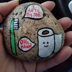 Cute Wallpaper Ideas, Funny Rock, Holguin, Rock Painting Ideas, Painted Rocks Kids, Painted Rocks Craft, Painted Rocks Diy, Rock Painting Ideas Easy, Rock Painting Patterns