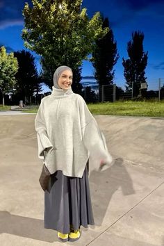 Hijabi Skirt Outfits, Grey Maxi Skirt Outfit, Grey Maxi Skirt, Islamic Modest Fashion, Outfits Muslim, Hijab Fits, Grey Maxi Skirts, Maxi Skirt Outfit