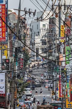 The overcrowded landscape of Seoul seems to lack unity and style with its mix of skyscrapers, high-rise apartment buildings and low-rise houses that crowd the hilltop towns. 　“Foreigners often ask me why Korean urban architecture lacks unity. In fact, the bizarre, spontaneous cityscape is the result of the floor-area ratio limit,” said Kim Sung-hong, architecture professor at University of Seoul and commissioner f... Distopian Architecture, Apartment Buildings, Urban Culture, Cyberpunk City, Walled City, Urban Architecture, High Rise Building, Urban Environment, Urban Life