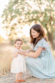 4 Amazon Finds For Family Session Smiles | lightlivinphotography.com Mother And Child Pictures, Natural Photoshoot, Online Photography Course, Girl Smiling, Family Photos With Baby, Airy Photography