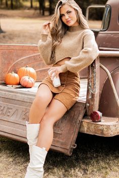 Denim Mini Skirt For Fall, Cream Skirt Outfit Winter, Pumpkin Patch Fits, Pumpkin Picking Outfit Fall, Tan Skirt Outfit, Cute Pumpkin Patch Outfits, Cute Outfits Women, Cute Fall Fits, Sweater Skirts