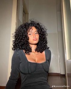 Pretty Black Woman With Curly Hair, Curly Hair Fringe Hairstyles, Square Curly Haircut, Curly Shag Haircut Black Women, 3b Curly Bangs, Shoulder Length 3b Hair, Diva Haircut Curly, Flat Roots Curly Hair, Curly Hair 3b Haircuts