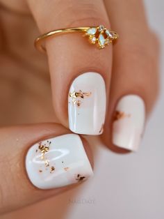 Weiße Nägel mit rosa Applikationen und Blattgold Nails Inspiration With Jewels, Wedding Nails For Bride Lace Art Designs, Best Elegant Nails, Blush Manicure Ideas, Elegant Cute Nails, Good Wedding Nails, Colorful Wedding Nails, Bridal Nails Gold, Bridal Gel Nails