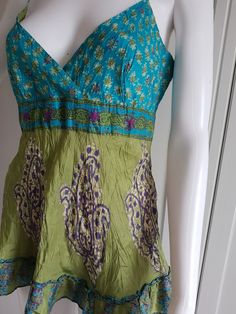 * Vintage women tank top by Warehouse * Blue / Green color * 100% Silk Size - UK 12 / US 8 / EUR 40 Length - 28 inch / 71 cm Bust - 36 inch / 92 cm Waist - 30 inch / 76 cm Hips - 38 inch / 96 cm You can also check other items from my shop: https://www.etsy.com/shop/FadoVintageShop Thank you for visiting my shop! Green Cotton V-neck Tank Top, Green V-neck Summer Camisole, Green Cotton Camisole For Vacation, Green Stretch Halter Neck Top, Fitted Green Vest Top, Green Cotton Camisole, Summer Halter Neck Vest Top, Halter Neck Vest Tops For Vacation, Green Cotton Summer Tank Top