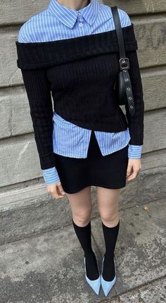 Blue Trendy Outfits, Black Winter Fits, T Shirt Layering Outfit, Edgy Preppy Outfits, Outfits With Black Skirt, Denim Outfit Winter, Blue And Black Outfit, Winter Firs, Fashion School Outfits