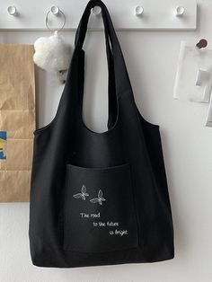 Negro Preppy Collar  Tela Letras,Plantas Bolsa de compras Embellished Black Tote Bag Design Ideas, Black Tote Bag Design, Black Tote Bag Aesthetic, Tote Bag Graphic Design, Tod Bag, Bags For College, Creative Tote Bag, Black Preppy, Canvas Shopper Bag