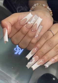 Quinceanera White Nails, Acrylic Nails Ideas Gems, White Birthday Nails Square, Square Acrylic Nails Butterfly, Hispanic Nails Acrylic, Quince Nails White, French Tip Gems Nails, Latina Nail Designs White, Square Acrylic Nails With Rhinestones